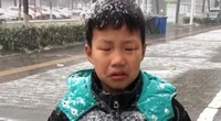 Giúp bạn nữ làm bài tập, cậu bé tiểu học bị giáo viên "mách" tội với phụ huynh, lý do đằng sau cực khó đỡ
