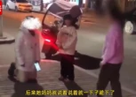 Mẹ quỳ gối van xin con gái đi học thêm để cải thiện điểm số