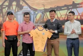 Đoàn Văn Hậu như trở lại tuổi thơ khi đi truyền cảm hứng bóng đá cho các cầu thủ nhí