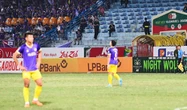 Văn Quyết ngồi một mình ở đường hầm, bất lực nhìn Hà Nội FC thất bại trận thứ 5 liên tiếp