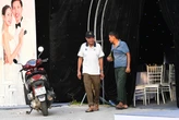Khoảnh khắc mẹ Văn Hậu tần tảo quét dọn bên khung ảnh cưới lung linh của con trai và con dâu