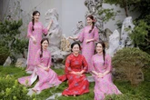 Hòa Minzy hiếm hoi đăng ảnh gia đình đầy đủ thành viên, diện mạo em trai út 2K gây sốt MXH