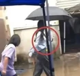 Dương Mịch vướng tranh cãi gay gắt khi lộ clip che ô 1 mình, bỏ mặc nhân viên đầu trần đội mưa