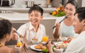 Con trai làm đổ nước ra bàn, bố mẹ không mắng mỏ mà làm điều này: Tương lai con không thành công mới lạ!