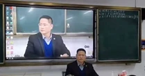 Bật máy chiếu giữa lớp, hình nền của thầy giáo vừa hiện ra khiến không học sinh nào dám nhìn thẳng vì quá sợ