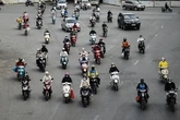 Không khí lạnh tràn về, người dân Hà Nội mặc áo ấm, che mặt kín mít khi ra đường