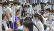Nộp hơn 300 hồ sơ nhưng chỉ một nơi nhận, nữ sinh sốc ngang: "Cử nhân Bắc Đại mà làm việc này?"