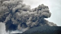 Kinh hoàng cảnh tượng cột khói núi lửa ngùn ngụt bốc lên cao hơn 3.000m Ở Indonesia, 13 người leo núi đã tử nạn