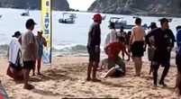 Đi bơi ở biển, bà mẹ linh cảm có chuyện không lành liền bế con gái chạy thoát thân và kết cục đau đớn khiến nhân chứng kinh hãi