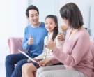Khi con được ai đó khen ngợi, nếu đáp lại như này thì bạn là bậc cha mẹ cực kỳ KHÔN KHÉO