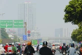 Giữa trưa, bầu trời Hà Nội vẫn chìm trong bụi mù dày đặc, chất lượng không khí ở mức rất xấu