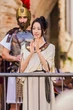 Đỉnh như Địch Lệ Nhiệt Ba, đang dạo chơi trên phố bỗng được mời làm "vương hậu" ở Croatia vì nhan sắc quá xinh đẹp