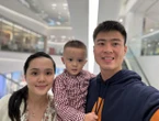 Vợ Duy Mạnh để lộ nhan sắc nhợt nhạt khi đi chơi cùng chồng con