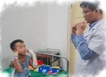 Ngủ trên lán, bé trai 8 tuổi bị rắn cắn hoại tử bàn tay