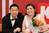 Làm đám cưới ngập gà KFC, cô dâu chú rể khiến dân mạng cười bò: Đến bó hoa cũng độc nhất!