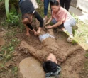 Em lao vào cứu anh trai bị điện giật, cả 2 bị thương nặng
