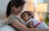 Tác dụng không ngờ của việc mẹ vuốt lưng con khi ngủ
