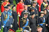 Gây thiệt hại lớn cho hoàng gia, Harry - Meghan có bị mất tước hiệu?