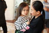 Clip Hồng Nhung hỏi chuyện con gái Đoan Trang đang gây bão mạng: Chỉ 1 chi tiết đủ thấy "người đẹp da nâu" dạy con kỹ như nào!