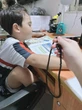 Bà mẹ chia sẻ ảnh con học bài, nhìn thứ đính kèm trên tay của chị, ai nấy cười muốn tắc thở: Đồng cảm quá!