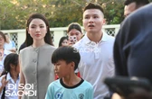 Quang Hải tay trong tay với Chu Thanh Huyền, cùng dàn cầu thủ đến dự đám cưới của Văn Hậu