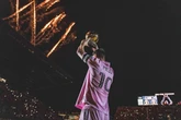 Messi tươi rói trong buổi lễ vinh danh đặc biệt, biểu cảm của cậu quý tử gây chú ý