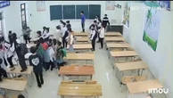 Vụ cô giáo bị nhiều học sinh nhốt, ném dép: Xuất hiện thêm clip cô giáo cầm giày đuổi cả lớp chạy tán loạn