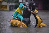 Chùm ảnh: Sân bay và đường phố biến thành sông do bão, tạo nên cảnh tượng khó tin tại quốc gia châu Á