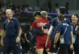 Tại sao Đình Bắc chạy đến ôm chầm HLV Troussier sau bàn thắng vào lưới Philippines?