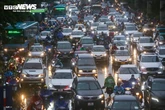 Đường phố Hà Nội hỗn loạn từ sáng đến tối vì mưa, người dân chật vật di chuyển