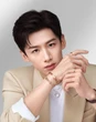 Nam chính ngôn tình bị tẩy chay đến mức bố mẹ đi theo bảo vệ mọi nơi, nhan sắc "non choẹt" phá nát nguyên tác