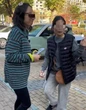 Bị cho đi từ nhỏ, cô gái tìm lại người thân sau 30 năm nhưng không được thừa nhận, cái bắt tay với bố ruột khiến dân mạng xót xa
