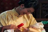 Tại sao phụ nữ thời xưa rõ ràng có thể cho con bú, nhưng các gia đình giàu thường thuê bà vú về nuôi con?