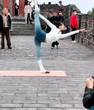 Xôn xao vụ nữ blogger Trung Quốc mặc đồ bó sát tập yoga tại di tích lịch sử, dân mạng: "Động tác đẹp đến mấy cũng thành sai!"