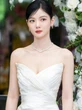 Vừa gây bão ở Paris Fashion Week, Han So Hee vẫn bị Kim Yoo Jung “thổi bay” ở trận chiến nhan sắc