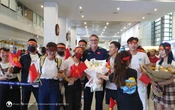 Đội tuyển Việt Nam đổ bộ Philippines, được người hâm mộ chào đón nồng nhiệt
