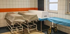Pierwsi docierają do rodzin zmarłych. Tak ma działać proceder w szpitalach