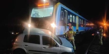 Auto utknęło na torach, tuż przed rozpędzonym pociągiem. Wtedy do akcji wkroczył bohater