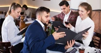 Dostał wysoki rachunek w restauracji i chciał oskarżyć ją o nieuczciwe praktyki. Co na to prawo?