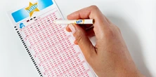 Wyniki Lotto z 1 maja. Kumulacja nie została rozbita, ale ktoś i tak otwiera właśnie szampana!