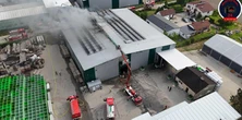 Pożar hali pełnej drewnianych beczek oraz wina. Dym było widać z odległości