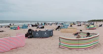 Mandat za parawan na plaży. Kiedy można go dostać i jaka grozi kara?