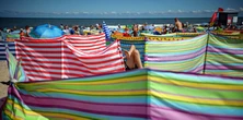 Kary za plażowanie nad Bałtykiem. Można zapłacić nawet 5 tys. zł mandatu