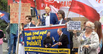 Antyukraiński wiec przed Sejmem. Do manifestantów wyszedł Radosław Sikorski