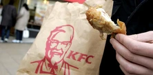 Skandal w KFC. Ujawniono, co pracownicy robili z kurczakami