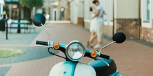 Omijaj korki i swobodnie podróżuj po mieście. Zobacz te skutery elektryczne