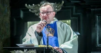To on będzie kapelanem Karola Nawrockiego. Krążą jego zdjęcia. "Uważam się za kibola"