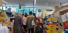 Promocja rakieta w Biedronce. Drugi gratis. Klientki chętnie biorą