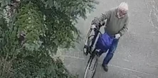 Starszy, siwy pan na rowerze to złodziej cmentarny. Niecne czyny się nagrały