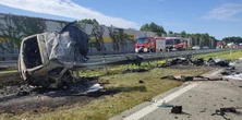Został tylko tył auta. Droga wygląda jak pobojowisko. Tragedia na S8